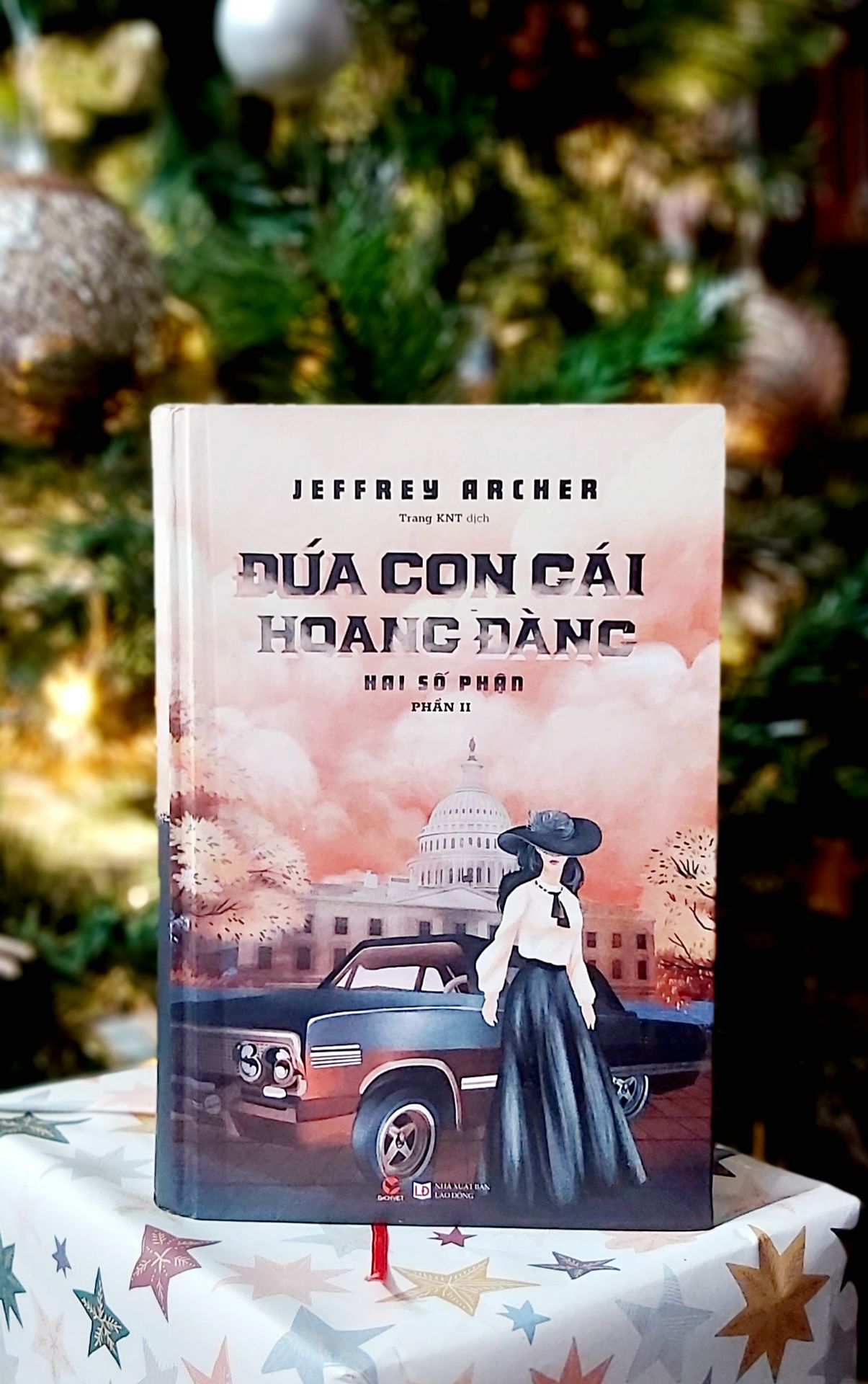 con gái Abel – với một ý chí sắt đá di truyền từ người Florentyna Rosnovski cha, cô quyết tâm theo đuổi mục tiêu và lý tưởng của mình, đó là trở thành nữ Tổng thống Mỹ đầu tiên. Tuy thế, cuộc đời của cô, giống như người cha của mình, cũng gặp vô cùng nhiều trắc trở mà người phụ nữ tham vọng này nhất định phải vượt qua. Với hình tượng được lấy cảm hứng từ những nhân cách lớn như “bà đầm thép" Margaret Thatcher, Golda Meer, hay Indira Gandhi, Jeffrey Archer đã trả lời cho độc giả những câu hỏi về cuộc đời và số phận, về ý nghĩa của cuộc sống này. “Vượt qua con giống tố, vươn đến những vì sao" chính là thông điệp mà cây bút tài ba muốn truyền tải."
Dịch vụ TikiNOW rất tiện cho mình, sách đẹp được đóng hộp cẩn thận giao trong vòng 2h và freeship. Like & Thanks!