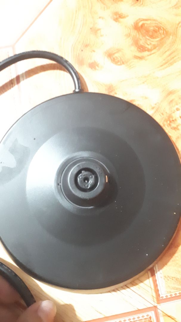 ấm đun nhanh.inox sáng bóng đẹp.nhỏ gọn dung tích 1.2l.thiết kế đẹp.nhưng ấm khi đun sôi sẽ bị nóng phần thân inox dễ gây bỏng nếu ko cẩn thận.phần tay cầm hơi nóng khi ấm sôi.tuyệt đối ko chạm phần thân khi nước sôi nóng.