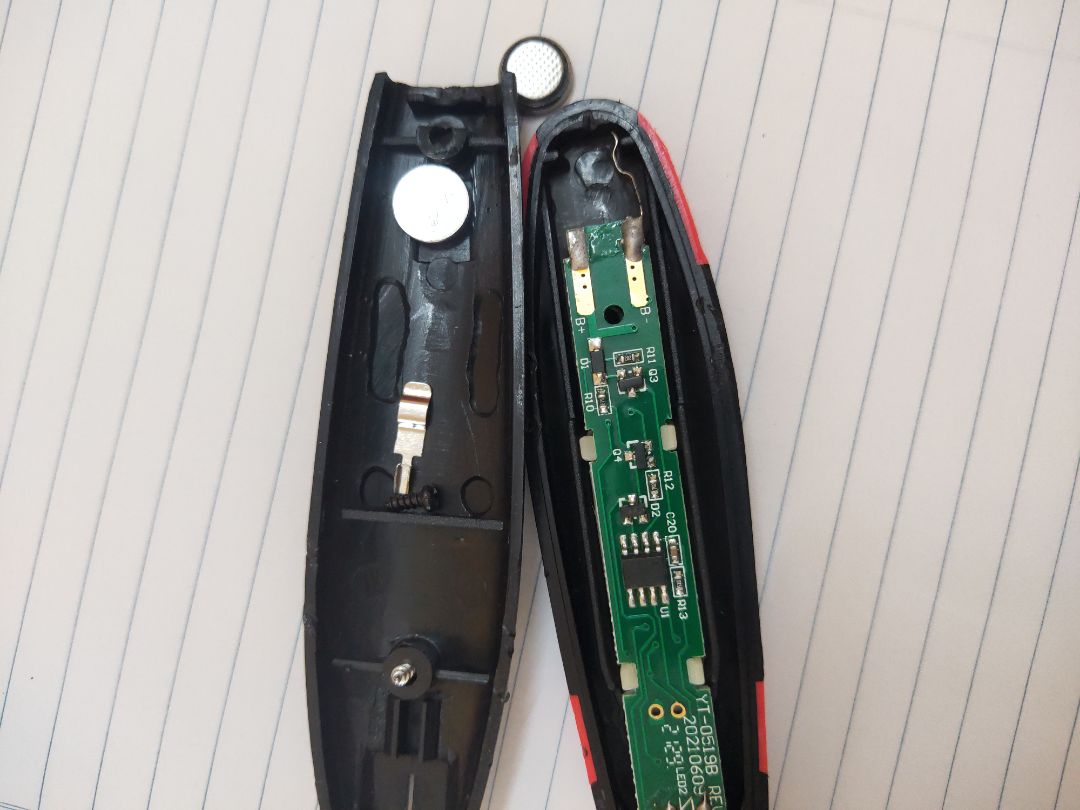 quá thất vọng về shop.mở hộp cầm bút lắc kêu còng cọc.mở ra thì 1 chân pin bị bung mối hàn k có thiếc