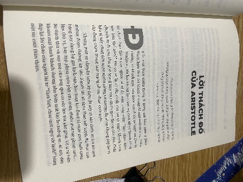 - Về nội dung: sách cung cấp các kiến thức về trí tuệ cảm xúc, khoa học thần kinh và các giải pháp xử lý lo âu, sợ hãi, trầm cảm. Đây là cuốn sách nên đọc để rèn luyện, làm chủ cảm xúc của bản thân.
- Về hình thức: giấy khá mỏng, chữ trang trước in hằn lên trang sau khiến quá trình đọc sẽ bị rối mắt, nhức mỏi. 
- Sách vẫn còn sai một số lỗi chính tả.
Vd: chữ nghiềm (nghiền) trang 95; chữ trả (trải) trang 108;… 
Và một số lỗi về dấu cách (Space).
NXB và ban biên tập cần chú ý hơn các vấn đề này để không ảnh hưởng đến trải nghiệm của người đọc.
Thanks!