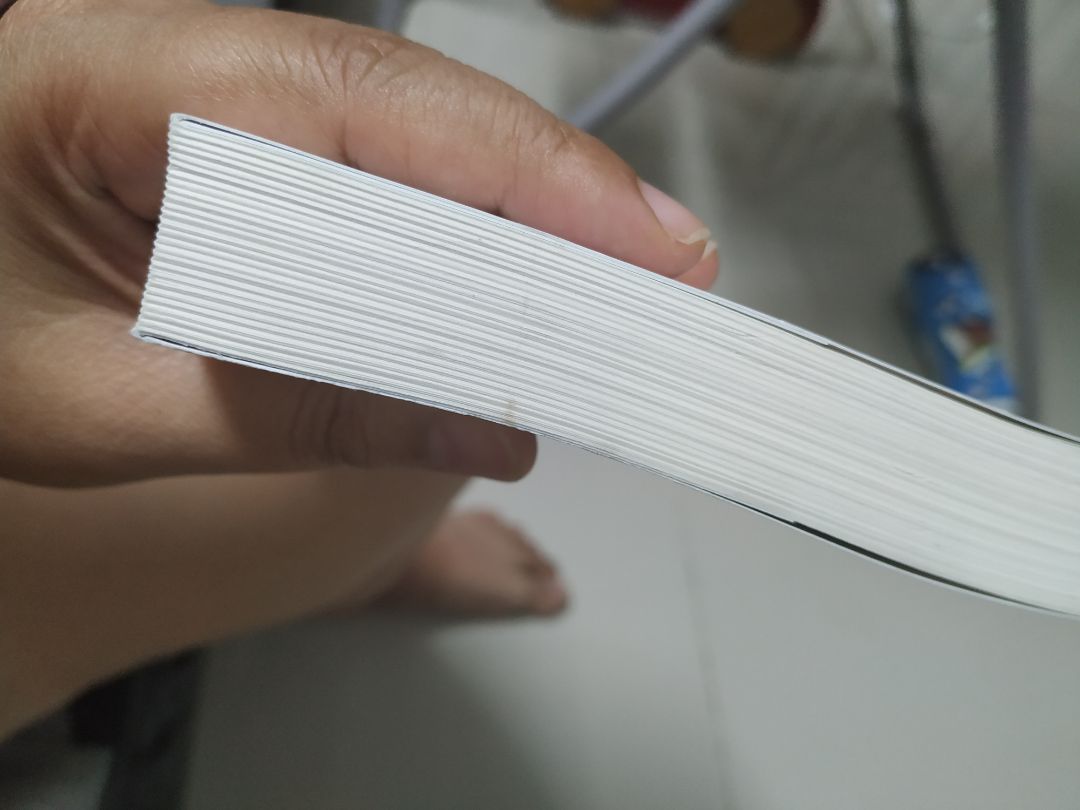 Tôi mua trên Tiki nhưng tôi biết nơi giao hàng là Muki và họ còn 2 quyển. Khi nhận được sách này tôi rất háo hức nhưng mở ra cầm cuốn sách thấy hụt hẫng chán ghê. Cuốn sách rất bẩn lem luốc trên bìa tôi phải lau 1 hồi mới tương đối (tôi cảm giác mình không được trân trọng), còn xung quanh cũng dơ gáy sách sứt mẻ. Ai bỏ tiền mua sách chả muốn nhận sách mới đẹp nhưng thôi họ còn 2 cuốn chấp nhận. Nhưng lần sau nếu còn 2 cuốn mà cũ kiểu này thì nên giảm giá sâu hơn để người nhận đỡ bực. Còn về nội dung chưa đọc nhưng đã xem review các trang khá kỹ nên tôi không hối tiếc khi mua chỉ hối tiếc nhận được cuốn sách bẩn.