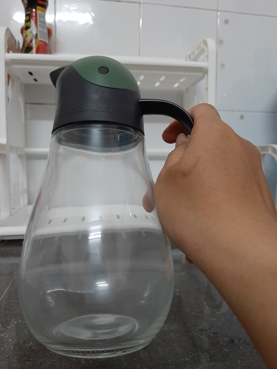 Bình kiểu dáng nhìn xinh, đựng dầu rất vệ sinh, rót dầu ko cần dùng tay mở nắp mà dầu cũng ko bị dính lại ở miệng bình, rất tiện và sạch sẽ.
Đã mua thêm một bình khác để đựng nước nắm.
Hài lòng