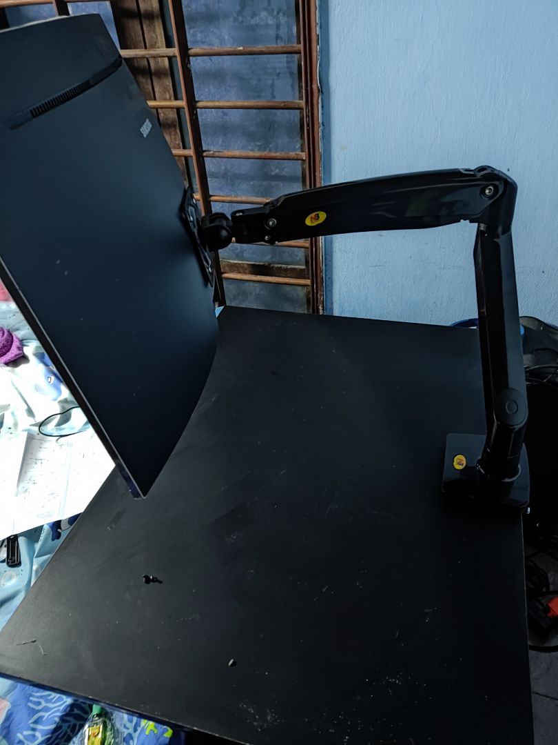 chắc chắn, dễ lắp ráp, hướng dẫn lắp chi tiết, dễ hiểu, điểm trừ là điều chỉnh lực nâng màn và góc ngẩng lên của màn hơi khó.