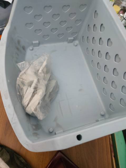 Kệ rất dơ, lâu không sạch, phải đem chà mới ra, hàng vậy cũng bán cho khách được.

Nhân viên giao hàng của Tiki càng tệ hơn, khi hàng đến thì không có người ở nhà nhận hàng. Mình nói hôm sau giao thì không chịu, kêu mình kiếm nhà gửi. Mình nói gửi hàng xóm dùm thì chửi thề văng tục, nhân viên giao hàng tâm lý có bình thường không???