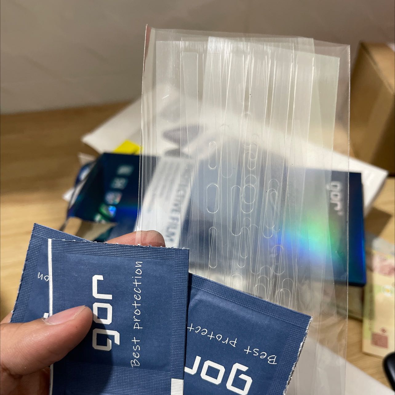 Miếng dán dễ dán, đặt cẩn thận nhầm phân loại, tikinow giao cực nhanh.
Miếng dán có lớp cứng ở trên, dán xong gỡ lớp cứng đó ra là được. Khít với máy cứ canh đúng lề là dán đẹp, lau sạch máy nữa là chuẩn bài luôn.
Cái này chỉ có dán viền, không phải dán hết lưng máy (ổn vì máy dán lưng dễ nóng) kết hợp với ốp có magsafe của baseus là đỉnh.