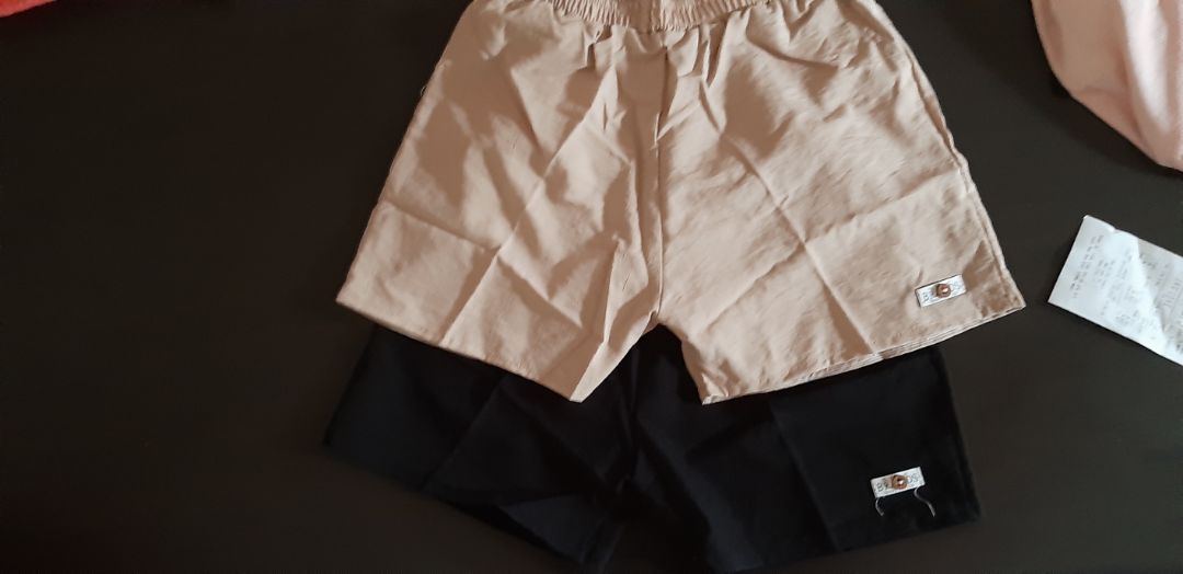 Đóng gói cẩn thận. Quần này vải đũi pha nilon hơi nhiều nên mặc hơi bí và ngứa. Cá nhân mình thấy 140k 2 quần thì hơi đắt.