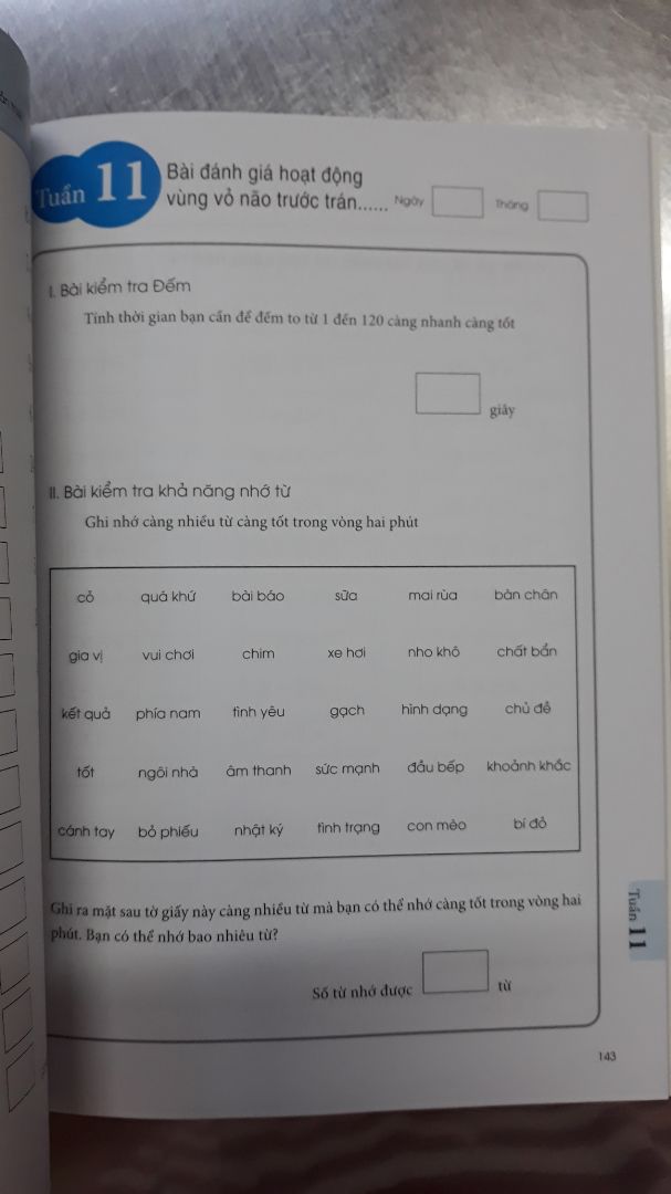 sách chỉ phù hợp cho ai khoảng 70 tuổi hoặc đang có vấn đề về trí nhớ thôi nha. toàn phép tính và bài từ vựng đơn giản thôi. Mua tính cho bố làm mà chưa phù hợp độ tuổi lắm vì bố mình vẫn còn minh mẫn. Hên là mua lúc giảm giá còn 66k