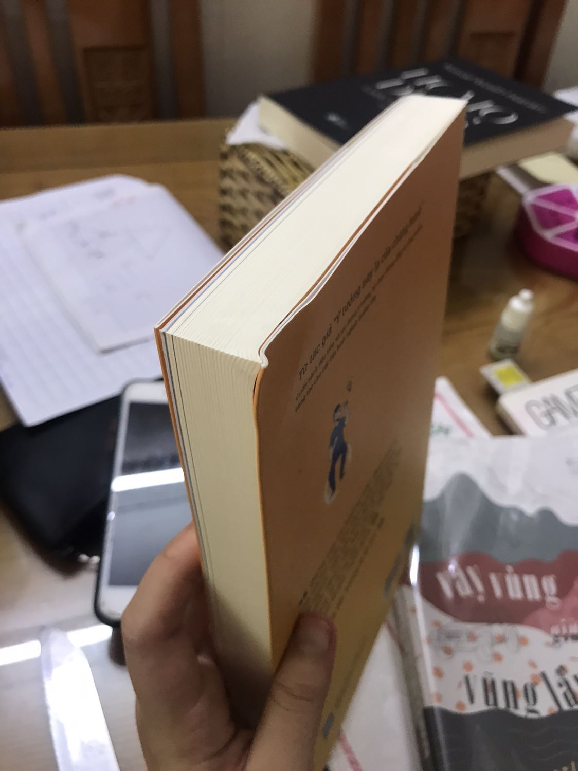 Sách của anh Sơn thì khá hay rồi, mình không có phàn nàn gì. Tuy nhiên, mình không hài lòng về chất lượng vận chuyển của Tiki hoặc Rio (mình không biết bên nào phụ trách chính). Nhưng hộp sách mình nhận về tay bị móp xọp, mở ra cuốn 90-30-20 cũng quăng góc rõ rệt, nhìn rất đau lòng :(( Mình hi vọng bên Rio sẽ cải thiện bằng cách quấn bao chống sốc cho các em sách, và bên Tiki vận chuyển nhẹ nhàng hơn một chút. Để các em sách hay bất cứ sản phẩm nào về tay người nhận cũng còn giữ nguyên được dáng vẻ xinh đẹp của nó, như vậy thì trải nghiệm dịch vụ sẽ tốt hơn rất nhiều lần.