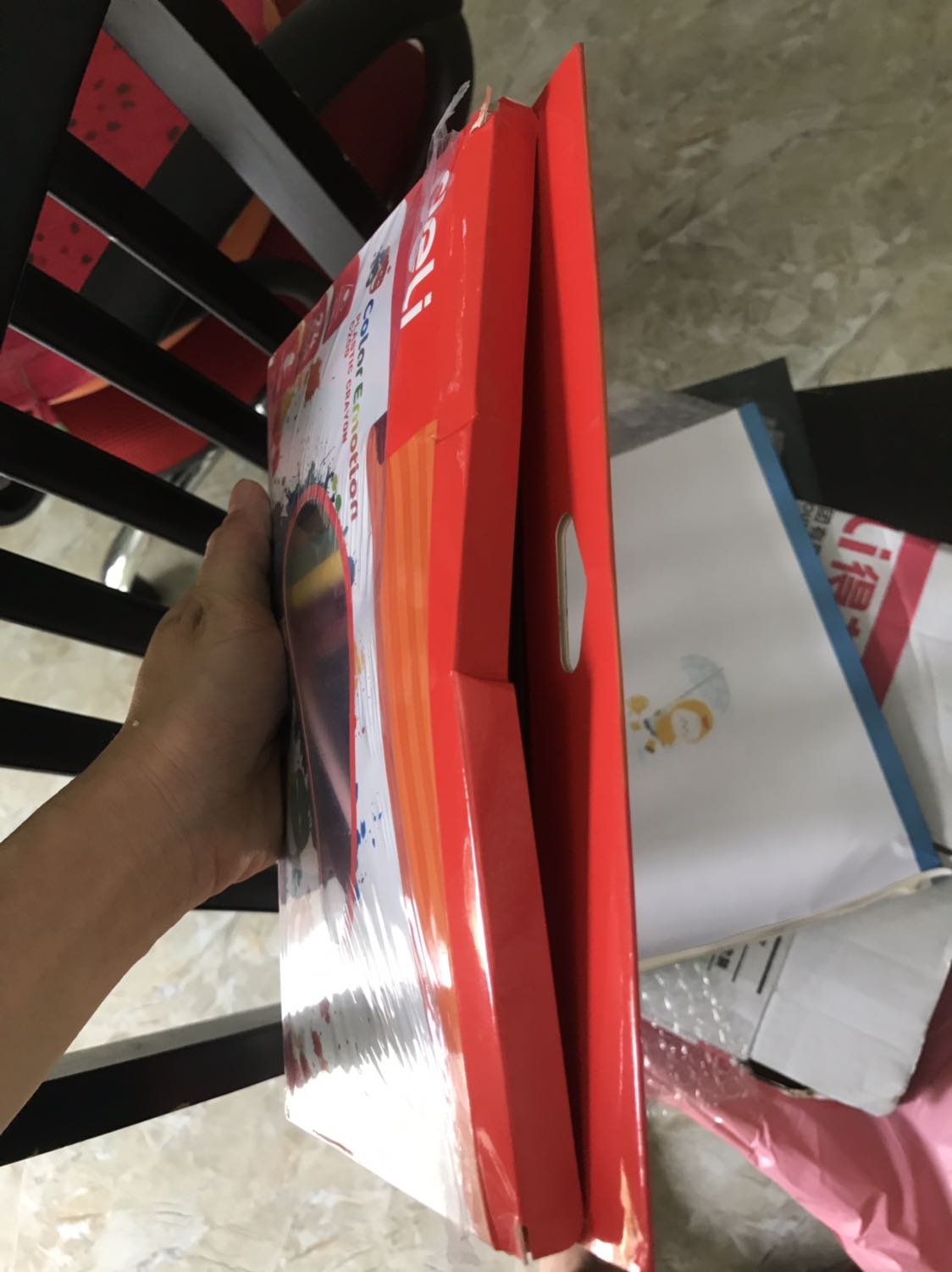 Mình cho shop 1 sao cho sp này. 
Mình đặt hộp màu 36 màu 75k. Shop giao nhầm hộp 24 màu. Đổi lại đến lần 2 vẫn nhầm hộp 24 màu. Trong khi mình có chat với shop rõ ràng. Lần 3 thì tiki làm việc với shop, giải quyết cho mình đổi lần nữa mà mình thấy mất công quá nên thôi. Chưa hết, sp tặng kèm mình đóng gói cùng hàng đổi, mà khi giao lại cho mình shop đóng gói gập lại gãy 2/3 cuốn vở vẽ luôn, hộp màu thì khui rồi nữa chứ.
Mình mua sp của Deli rồi và tiếp tục ủng hộ mà đợt này shop tèo quá shop ơi.