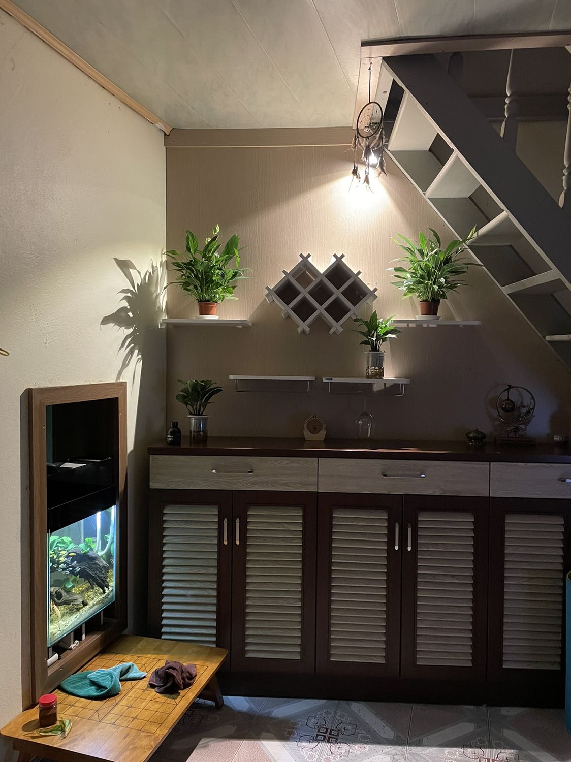 Đẹp, chắc chắn, dễ lắp ghép và gắn vào tường. Đẹp, chắc chắn, dễ lắp ghép và gắn vào tường.