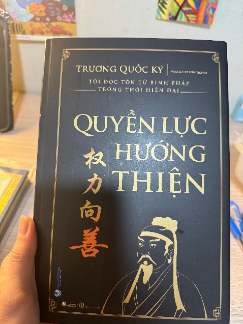 nội dung chưa đọc nhưng cực kỳ ưng ngoại hình nha, bìa cúng mịn cầm nó rất chắc tay sướng cực, bên trong thiết kế trang cũng đẹp có tranh thuỷ mặc cổ dưới mỗi trang, hình thức ơn như này giá quá đẹp
