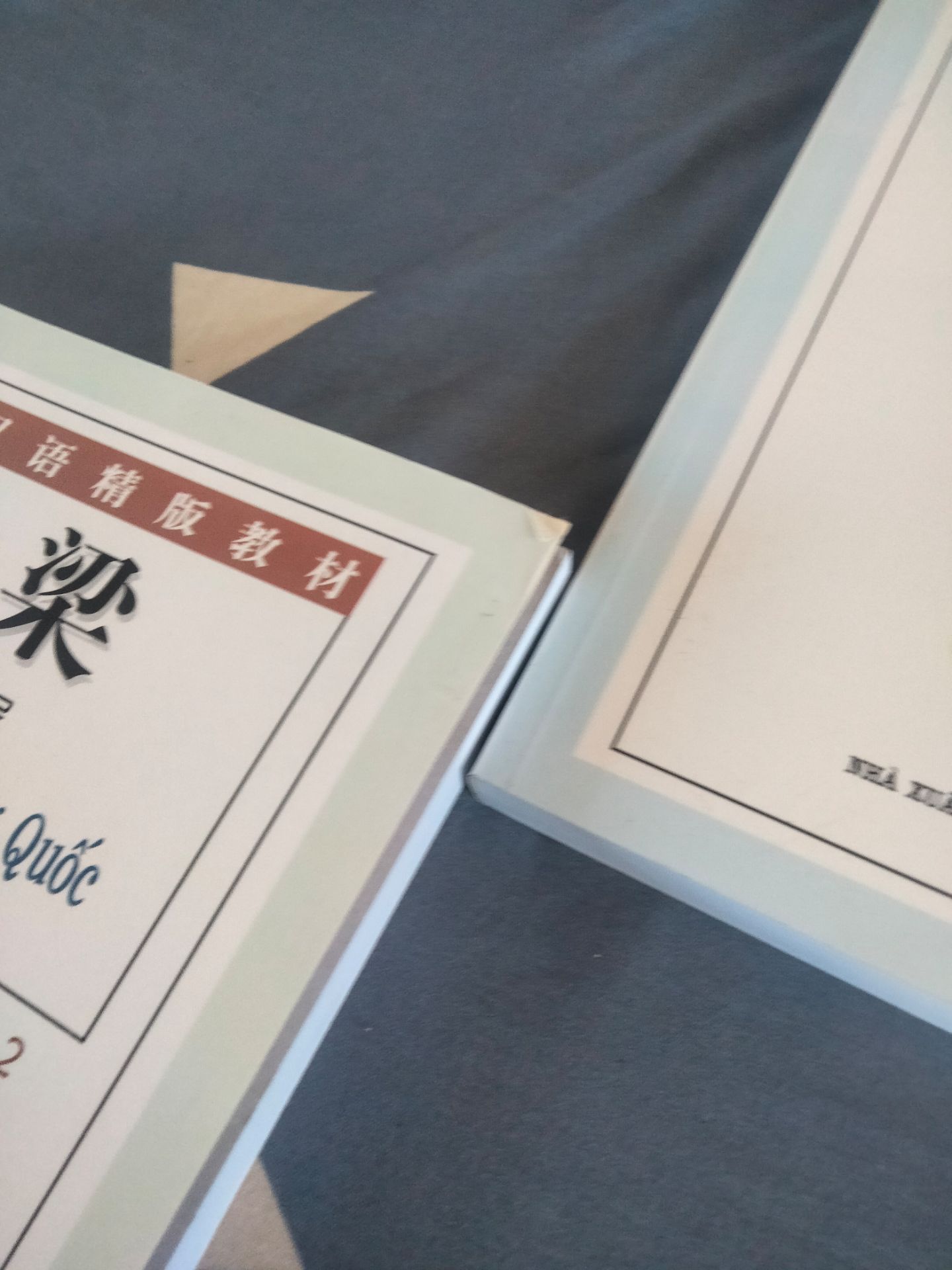 sách đóng gói cực kì sơ sài luôn á, không có bọc chống sốc bên trong gì cả, nhét luôn 2 cuốn sách vào hộp thôi. Mà lúc mình nhận là cái hộp sắp bung ra luôn rồi, mở ra y như rằng mấy góc sách nhăn nheo hết cả, còn hơi bẩn bìa ngoài nữa. Lần đầu tiên mua sách bên tiki mà bị ntn