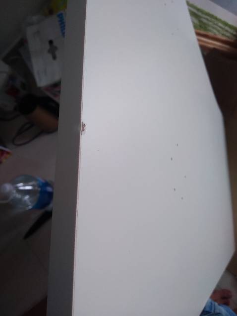 Mua đơn 2 bàn mà giao thiếu 1 bàn, chat không trả lời, gửi khiếu nại chưa thấy giải quyết.
mình tính nhận đủ sản phẩm, dùng cảm nhận, rồi mới nhận xét, nhưng tới nay (đã 4 ngày) vẫn chưa thấy shop trả lời, nên mình viết đánh giá.

Mua bàn giá ~400, mua 2 cái là ~800k, mà nhận chỉ được 1 cái, thì thành ra giá 800k/ cái bàn, vậy là quá mắc.

Bàn đẹp, nhưng shop không bọc kỹ các góc khi vận chuyển, nên bị hư các cạnh của bàn, thành ra nhận sản phẩm xấu