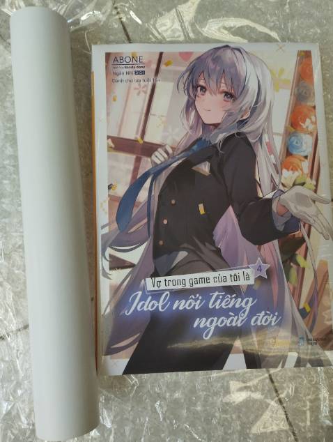 Màu bìa đẹp, giấy dày và có đầy đủ quà