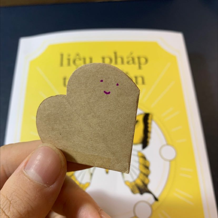 Sách đẹp giao hàng nhanh. Được tặng kèm bookmark bé bé handmade dễ thương. Mình đã đọc được 1 nửa và thấy đây là quyển sách giúp chính mình hiểu hơn về các tổn thương của bản thân, vì chỉ khi nhận diện và gọi tên đúng được vấn đề thì mới có thể từng bước tiến tới việc chữa lành. 1 cuốn sách đáng mua và đáng đọc của năm.