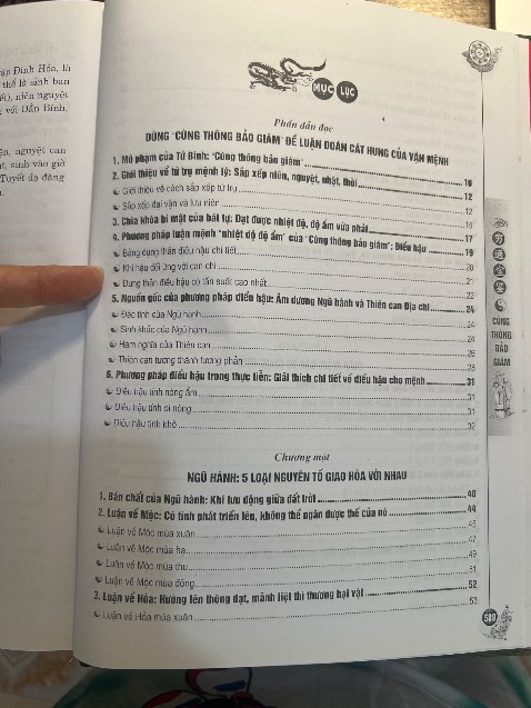 Sách bìa cứng rất đẹp, viết phân tích rõ ràng, thêm những hình minh hoạ in màu dễ hiểu