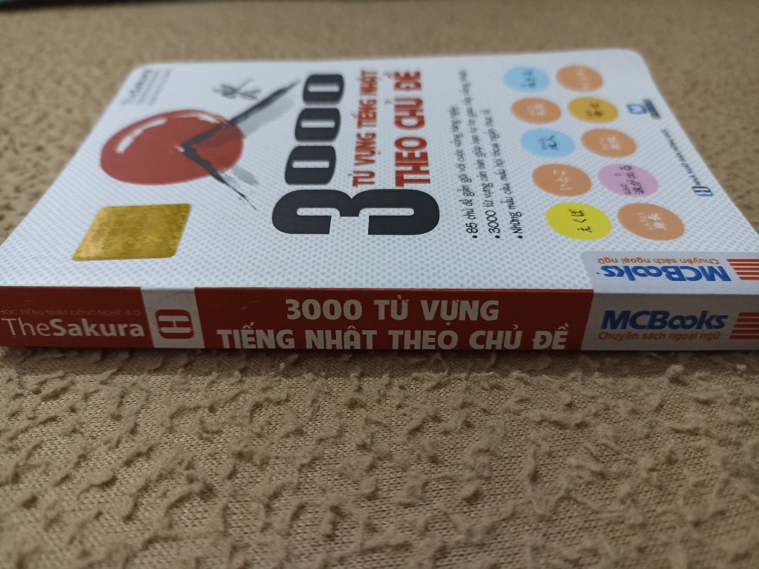 sách nhỏ gọn phù hợp cho việc mang theo xem lúc rảnh rỗi, dù cỡ chữ cũng hơi nhỏ. Gấy sách có đường nứt nhỏ, không phải khi giao trời mưa thấm vào không.