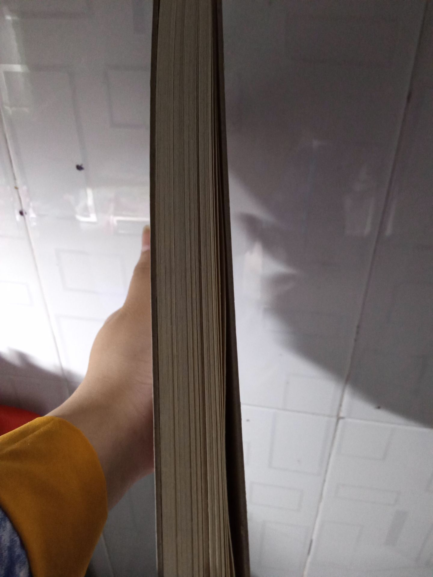 trang giấy hơi mỏng, khi vẽ màu nước thì thấm vào mặt sau của trang nhưng không thấm vào trang kế tiếp. Giấy ok luôn ?❤️