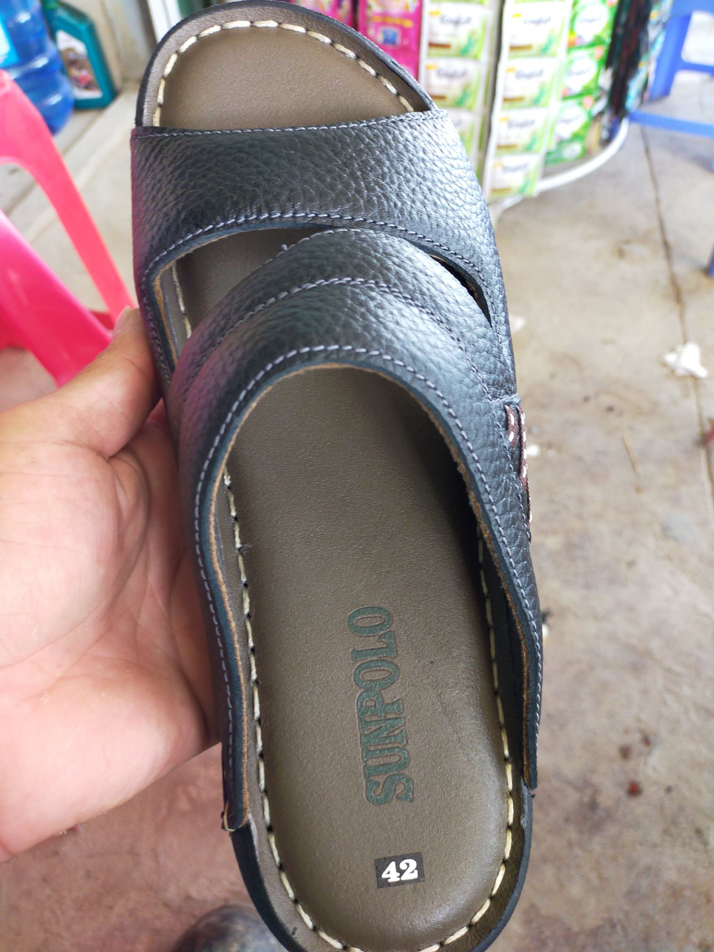 dép nặng chất liệu bình thường 400k quá đắt sô với mặt hàng bên ngoài hayza...