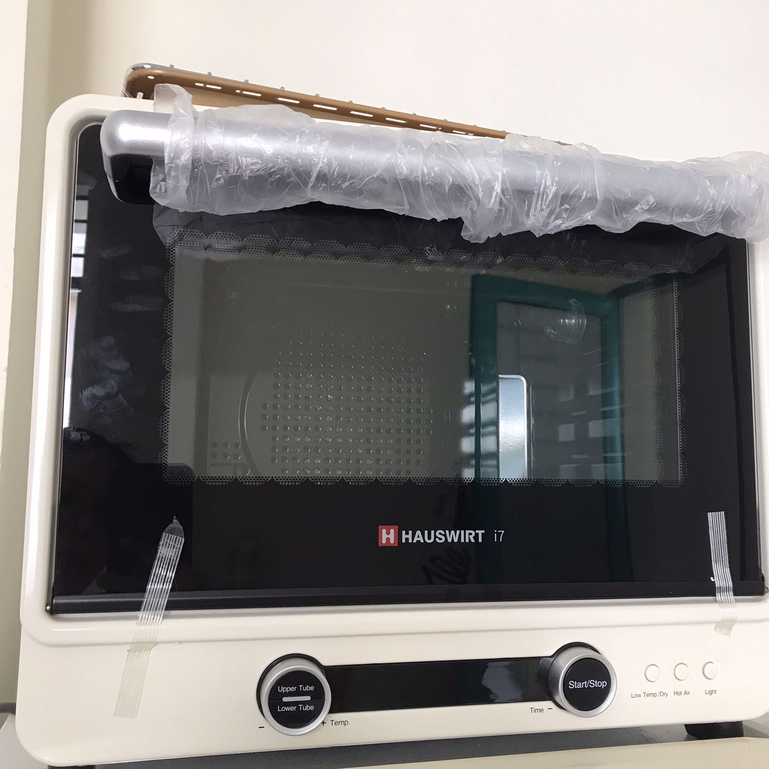 Kệ chacw chắn đẹp nhưng nếu lò to hơn 34cm thì chỉ để được ô thứ 2-3 từ trên xuống của loại 5 tầng. Mình co con nhỏ r để tầng 2 qua thấp nên Nếu muốn để trên cùng vừa tầm thì nên đặt kệ 4 tầng là vừa nha 5 tầng để trên cùng cao lắm cao 1m8 mới vừa tầm :))). Lò mình dùng là hauswirt tính luôn chân lò thì cơz 39cm lận nên nếu 5 tầng như mình muốn để trên nên gỡ bớt 1 tấm tầng trên nha 🤣🤣