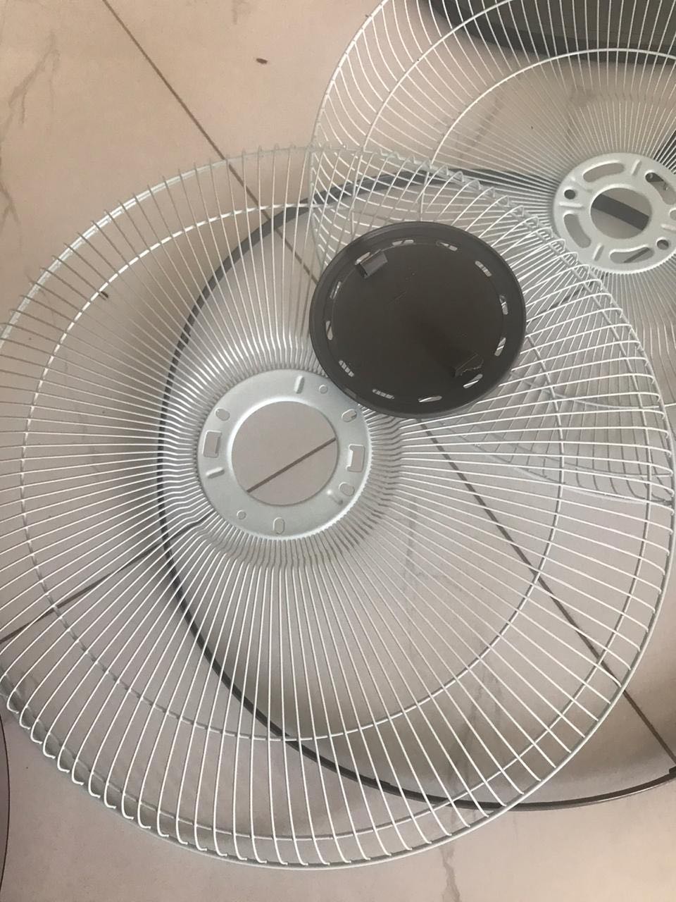 Mình rất thích hãng quạt này vì mình đã mua 2 cái dung,1cái dùng được 2 năm bị hư nên mình mua cái mới.Ko hiểu chủ Shop làm ăn kiểu gì ngày Tết mà bán cho cái quạt gãy luôn cái nắp như này,may mà mình chưa vứt cái cũ đi lấy về lắp thay thế.Bạn bán làm ơn có tâm chút,nếu hết hàng thì đừng giao nữa để mình mua chỗ khác.