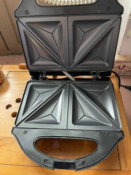 Shop dễ thương cực, hàng dùng cũng rất tốt. Nướng bánh lên thì có mùi thơm, ăn cũng rất ngon mà ko có mùi hay vị nhựa đâu nha mọi người. Mình chưa biết có bền không nhưng nếu máy hư mình sẽ mua lại hàng của shop.