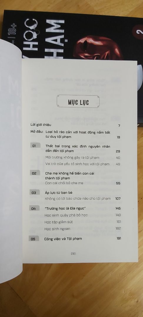 "Tiến sĩ Samenow bác bở một cách hợp pháp những lời giải thích về hành vi tội phạm đồ lỗi cho hoàn cảnh, môi trường (xã hội, gia đình, truyền hình bạo lực, ...). Ông đưa ra những lời khái quát, sâu rộng và luôn cung cấp những bằng chứng xác đáng ủng hộ quan điểm của ông: Tất cả tội phạm đều vi phạm pháp luật một cách có ý thức và cố ý. Và điều quan trọng là chúng ta phải biết kẻ phạm tội là ai, làm thế nào và tại sao hắn lại hành động khác với những công dân có trách nhiệm. Từ sự hiểu biết đó, chúng ta có thể đưa ra những giải pháp hợp lý, nhân ái và hiệu quả."
It's great! Mình mua được giá cực yêu thương 68k hai cuốn, dịch vụ TikiNOW giao trong 2h. Sách đẹp như hình 🤩.