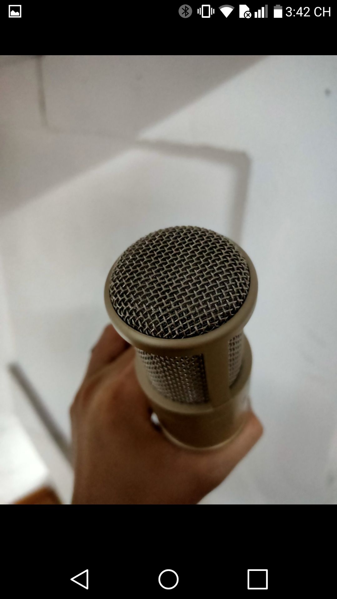 mic hát giọng trầm thì nên mua, vì tone của con mic này khá sáng, độ nhạy bắt mic cao, thiết kế màu vàng hoàng kim nhìn hoàng tộc phết