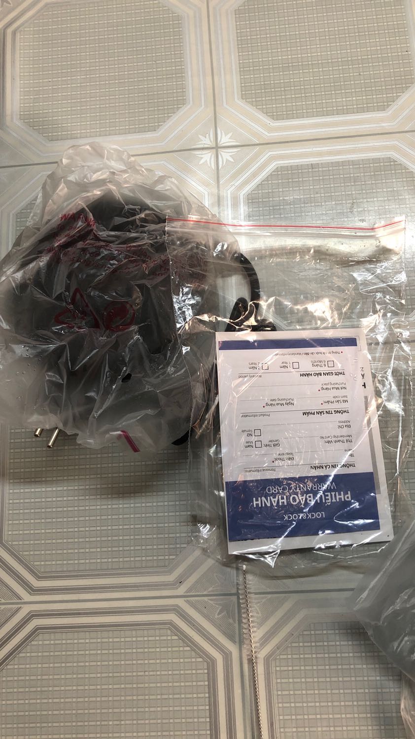 Giào hàng nhanh, đóng hộp cẩn thận, nhân viên giao hàng nói chuyện nhỏ nhẹ, lịch sự, tôn trọng KH.Có phiếu bảo hành, hướng dẫn sử dụng đầy đủ. Mẫu mã đẹp như trong hình quảng cáo, chất lượng sử dụng thời gian sẽ đánh giá sau. Có kèm quà tặng đúng như trong trích dẫn