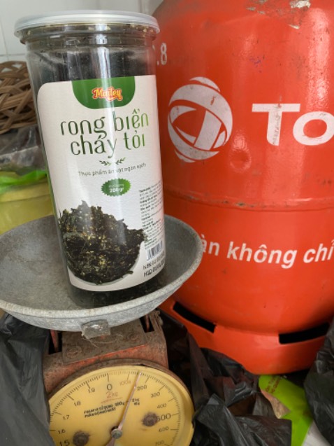 Mình hài lòng về hương vị của rong biển, nhưng không hiểu tại sao trên hộp ghi khối lượng là 200g nhưng các hộp mình nhận được khi đem cân chỉ có khối lượng 150g? Hay do mình mua được giá khuyến mãi nên chỉ có thể nhận được khối lượng đó?
