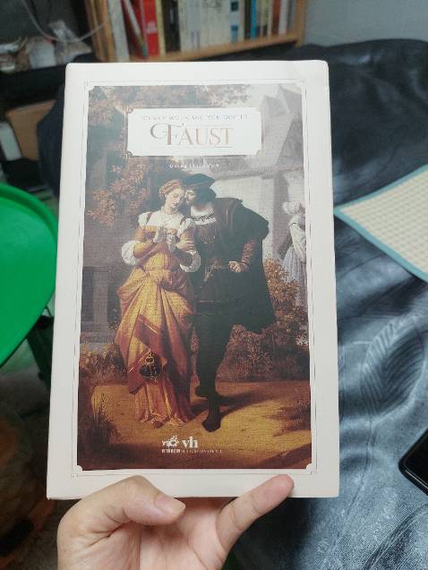 Một chiếc bìa rất cổ điển mình rất thích. Và một triết gia Đức đã nhận xét "Faust là sự tinh túy trong sáng nhất, sâu sắc nhất của thời đại, được tạo ra từ những gì mà toàn bộ thời đại chứa đựng và cả những gì thời gian sẽ còn chứa đựng." Nên mình quyết định đọc Faust