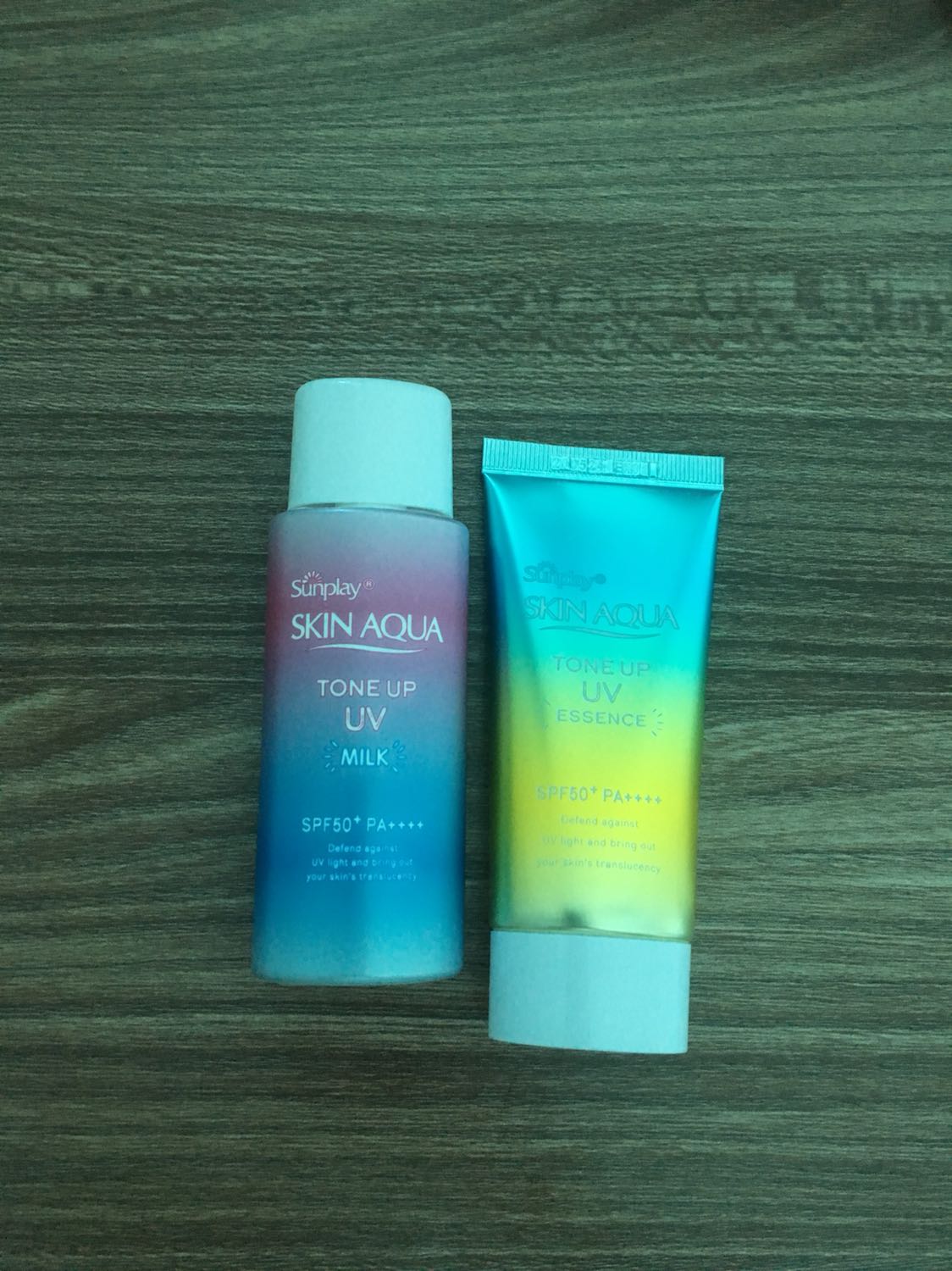 Giao hàng nhanh, đóng gói tốt, date xa nên yên tâm. Dạng sữa phải lắc đều trước khi sd, bôi lên tay thấy mát, nhanh thẩm thấu, có lên tone nhưng ko nhiều có lẽ do da tay mình trắng sẵn rồi. Mùi hơi nồng nhưng bay mùi nhanh hơn loại essence màu green mint. Bôi xong để lại trên da một lớp bột mịn mịn mỏng mỏng. Tổng quan thấy ok hi vọng bôi lên mặt ổn.