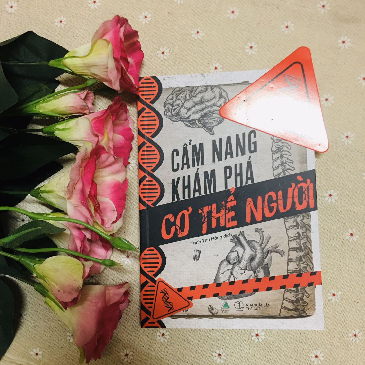 Sách được in màu nên cực sinh động và hút mắt, cuốn sách cung cấp những thông tin hay, thú vị, dễ hiểu về các bộ phân của cơ thể người, mình nghĩ sách sẽ không giới hạn bạn đọc đâu vì những kiến thức này rất bổ ích có thể giúp ta hiểu và chăm sóc tốt hơn cho cơ thể. 10₫ cho sách, 20₫ cho TIKI vì giao hàng siu nhanh. Sách được in màu nên cực sinh động và hút mắt, cuốn sách cung cấp những thông tin hay, thú vị, dễ hiểu về các bộ phân của cơ thể người, mình nghĩ sách sẽ không giới hạn bạn đọc đâu vì những kiến thức này rất bổ ích có thể giúp ta hiểu và chăm sóc tốt hơn cho cơ thể. 10₫ cho sách, 20₫ cho TIKI vì giao hàng siu nhanh.