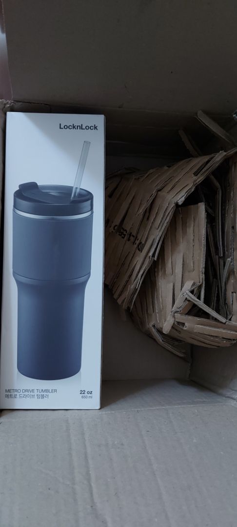 U là chài, gì mà mới đặt hôm qua hôm nay đã nhận được hàng rồi, nhanh gì mà nhanh dữ vại, ngta chưa kịp cbi tâm lí nhận hàng nữa, rồi mở cái thùng đóng kĩ càng xem, cái gì mà to đẹp mà cầm nặng tay chất dữ vài chèn. M sd để giữ lạnh nên khá ok, đá lâu tan lắm hơn 1 ngày á, còn giữu nóng thì m k biết. có điều khi làm rớt cái chốt đen bị gãy rồi....