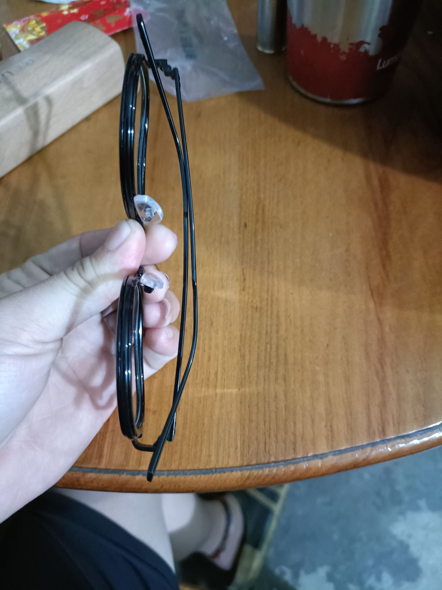 kính đẹp nhưng hơi sắt nên lúc đeo vào hơi bị đau , kính bị bập bênh nhưg ko vấn đề gì vì tự mình có thể chỉnh lại được , nhma cách xử lý của shop khiến mình k mấy hài lòng , vì khi nhận đc kính thì mình phát hiện ra kính bị bập bênh và có nt vs shop , nhưng shop chỉ mình cách xem kính như thế nào này kia kia nọ và mình nói vs shop là kính bị bập bênh , shop bảo shop thấy kính bình thường ! nên thôi mình k nói gì thêm nửa !