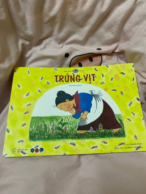 bé con nhà mình rất chăm chú nghe mẹ đọc, con rất thích ehon