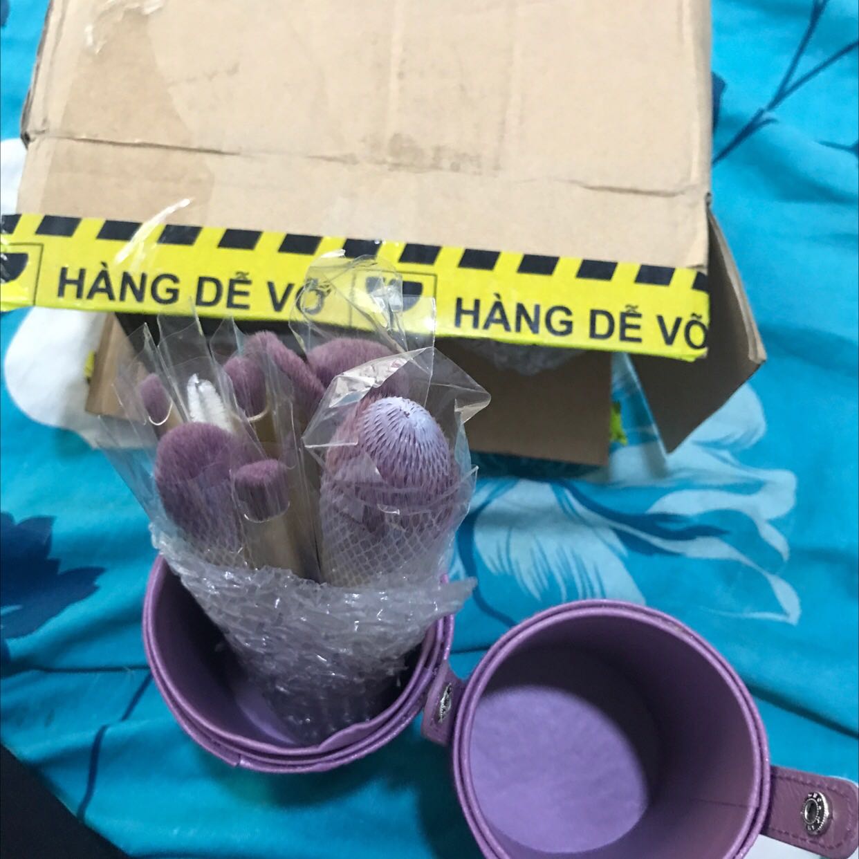 Shop giao hàng nhanh, đóng gói chắc chắn. Cọ có kèm thêm hộp đựng, cọ mềm mịn và đủ cọ như mô tả nha.