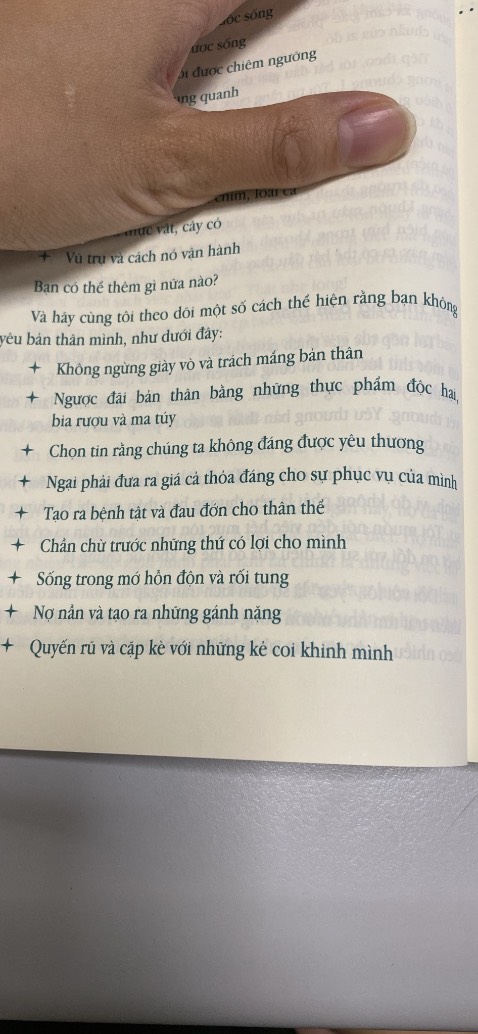 Cuốn sách góp phần thay đổi suy nghĩ, cách sống của 1 ng bạn của mình, nên mình mua thử. Khá hay, chưa đọc hết nên chưa có kết quả rõ ràng. Nhưng hy vọng bản thân sẽ có những thay đổi tích cực. Ah, ghét màu xanh của chữ. Nó khó đọc và bị loá hơn chữ đen