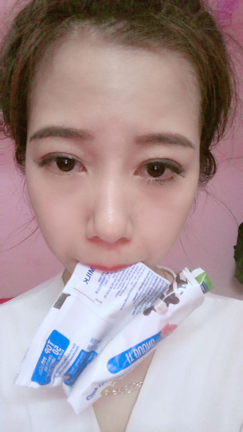 Đóg hộp sơ sài k có chốg sốc,hàg y hình,chuốt lên dày và dài hơn thật,tưởng gần giốg nối mi,chuốt nhiều sẽ bị vón cục.chuốt lên nhah khô ko bị bết dính,bám lâu,dùg bôg tẩy trag mới sạch hết nhé.nói chug sài ok