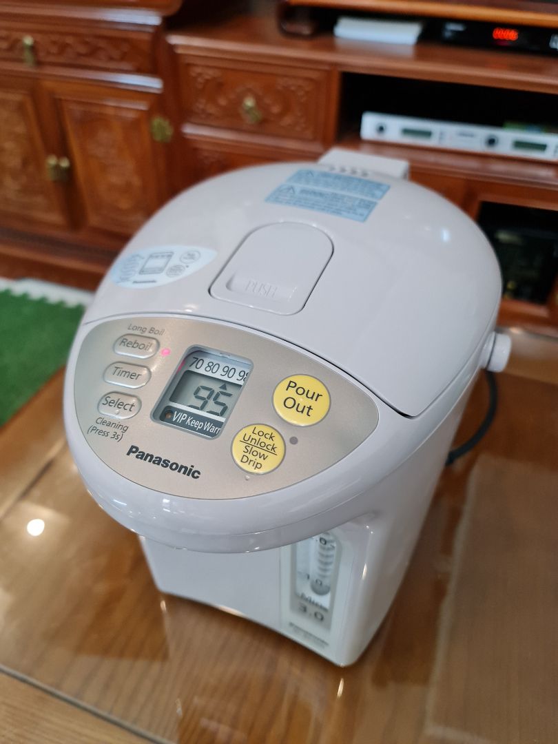 Quý Shop giao hàng nhanh. Sản phẩm chính hãng. Mức độ hoàn thiện tốt, màu sắc nhã nhặn. Chức năng thông minh. Đun đầy bình 3 lít đạt mức sôi 100°C hết khoảng 19 phút. Có phiếu bảo hành chính hãng kèm theo. Giá thành hợp lý. An toàn khi sử dụng. Tôi đánh giá cao và sẽ luôn ủng hộ Quý Shop & Quý Tiki ! Trân trọng!