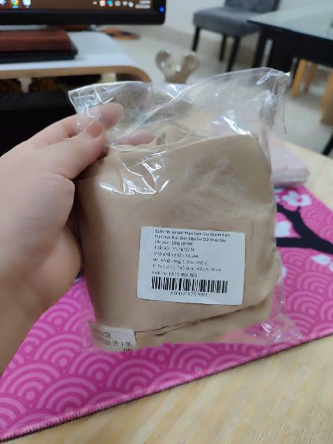 Sao vớ không có bao bì, nhãn mác hay hộp gì cả vậy shop? Chỉ có mỗi cái bao nilon dán miệng và 1 tờ giấy note be bé. Vớ còn bị dính bẩn nữa.
Với mức giá 180k mà nhận món hàng thế này thì...không tương xứng.