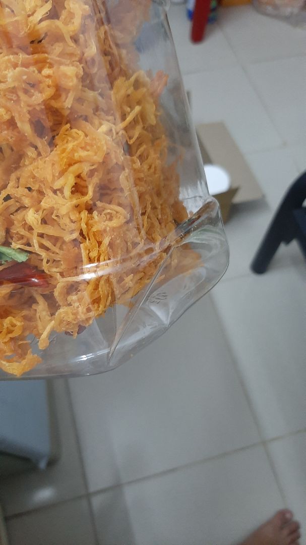 Đóng gói sản phẩm vừa khít với hộp nên có 1 hộp hơi bị móp phía đáy, nhưng seal còn nguyên nên chất lượng chưa bị ảnh hưởng. Không thấy có ghi ngày sản xuất. Khô gà mềm vừa phải, ớt và lá chanh cũng ngon nhưng vị gà hơi mặn 1 tý xíu. Tổng lại cho được tối đa 4☆ cho lần này.
