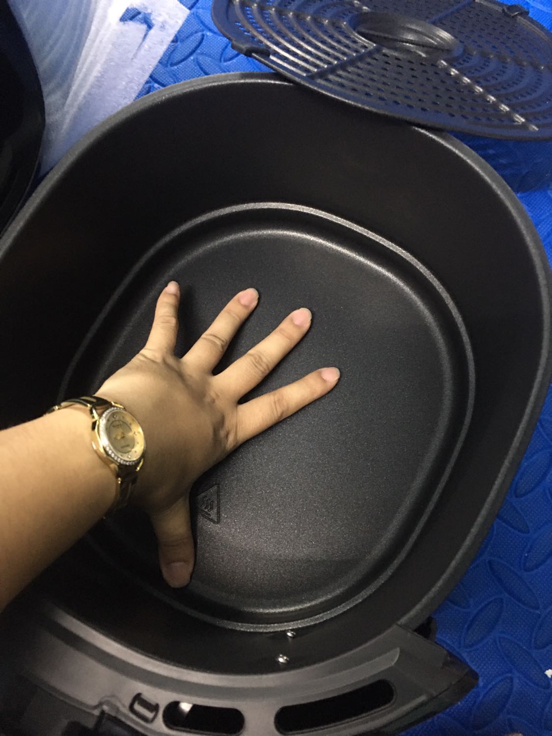 Shop đóng gói cẩn thận. Còn thêm 1 thùng carton bên ngoài thùng của nồi. Ưng lần 1
Kiểm tra nồi không có lỗi lầm. Ưng lần 2
Nồi to. Dễ sử dụng. Nấu được nhiều món ngon. Thoải mái dùng cho gia đình 4 người. Ưng lần 3
Mua nồi được tặng kèm máy cắt cam và bàn là ủi cầm tay. Ưng lần 4
Mua thêm 1 chảo lại đúng đơn tk khuyến mãi mua 1 tặng 1. Ưng lần 5
Mua nồi chiên nhỏ sale còn 1tr5 ưng lần 6
Tổng 1 nồi to, 1 nồi nhỏ vỏ nhựa, 1 máy vắt cam, 1 bàn là cầm tay, 2 chảo là 4.237.000đ. 
Hối hận vì không mua sớm hơn