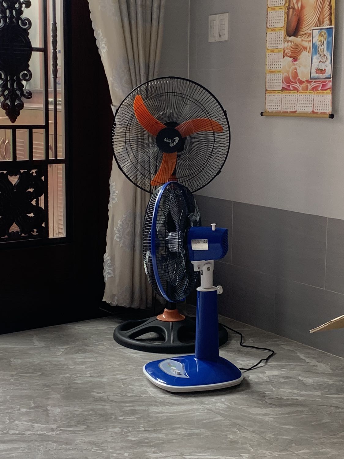 Màu ngẫu nhiên nhưng shop giao màu xanh dương đậm rất ưng ý nha. Quạt mát và êm. Tiki giao hàng nhanh