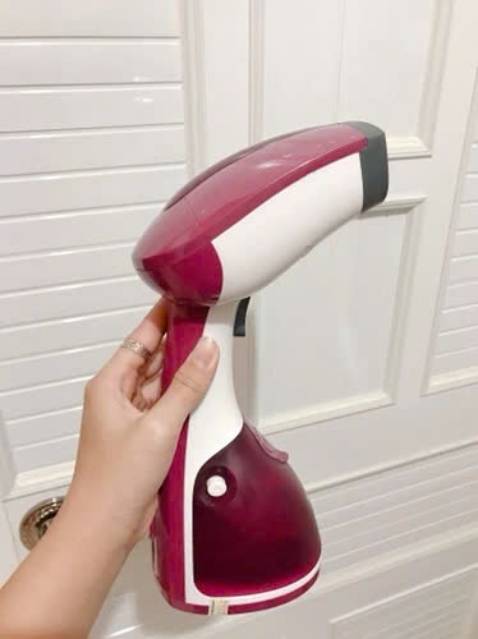 Hàng vừa về nhanh trí lấy cái quần ra ủi liền. Nhanh, gọn mà ngon luôn các bác ạh. Ủi đồ trắng ko sợ bị dính màu luôn. Hàng chất lượng, đúng mô tả. Nên mua nhé  ^^
Mình biết mấy bạn đọc rv 5* hoài cũng chán