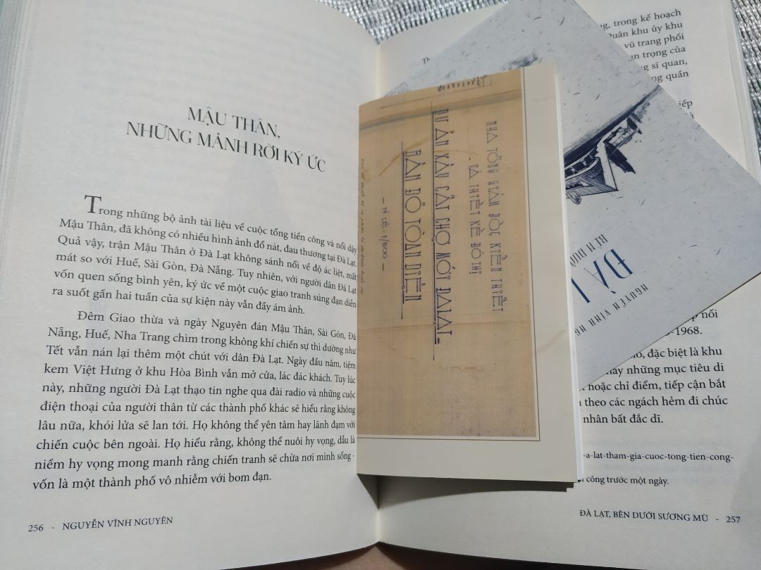 Đọc tới đoạn cuối Trang 267 tôi đã quăng cuốn sách và không muốn đọc nữa.
Cuộc chiến vĩ đại của Quân giải phóng miền Nam lại bị tác giả xem như cuộc chiến tranh phi nghĩa, ảnh hưởng xấu tới ĐL
VN Cộng hoà và ĐQ Mỹ lại được đề cao như những người có công kiến thiết
Tác giả nên nghiên cứu thêm và đặt lịch sử ĐL và đặt vào một thể thống nhất với lịch sử dân tộc.