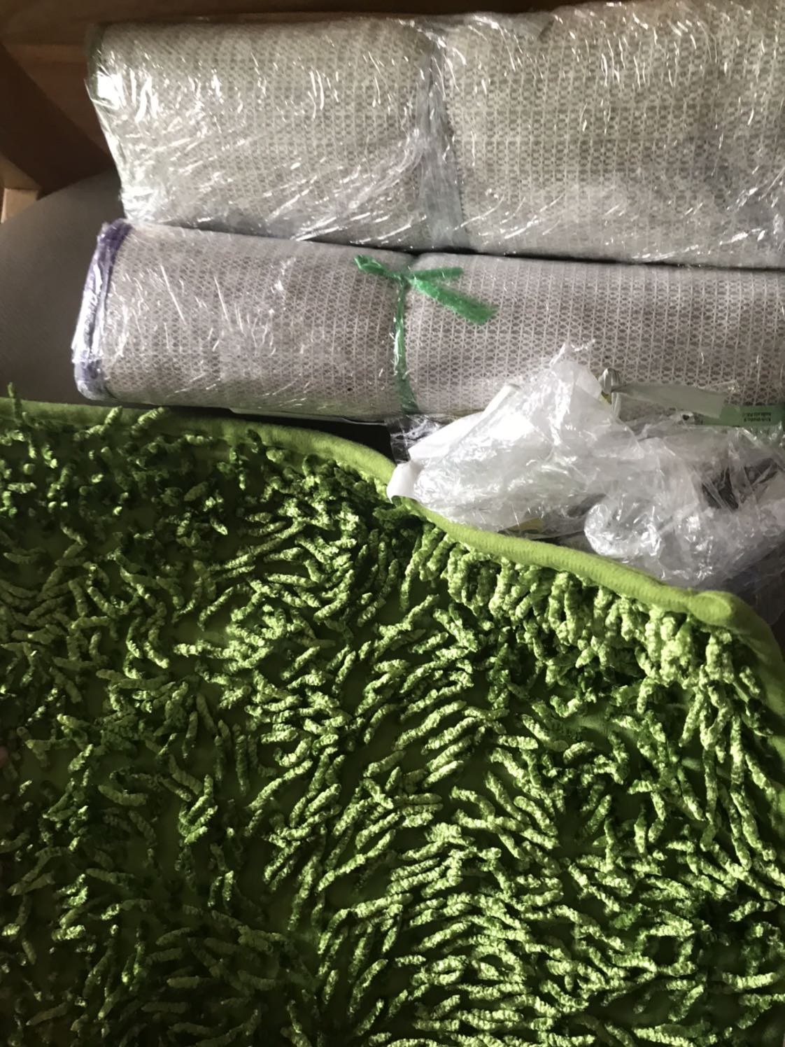 Giao sai hàng. Day không phải tham Carlmann . Thương hieu này tôi xài nen biết rõ. Qua xau. De nghi gởi tra lại hàng. Thật buc mình.