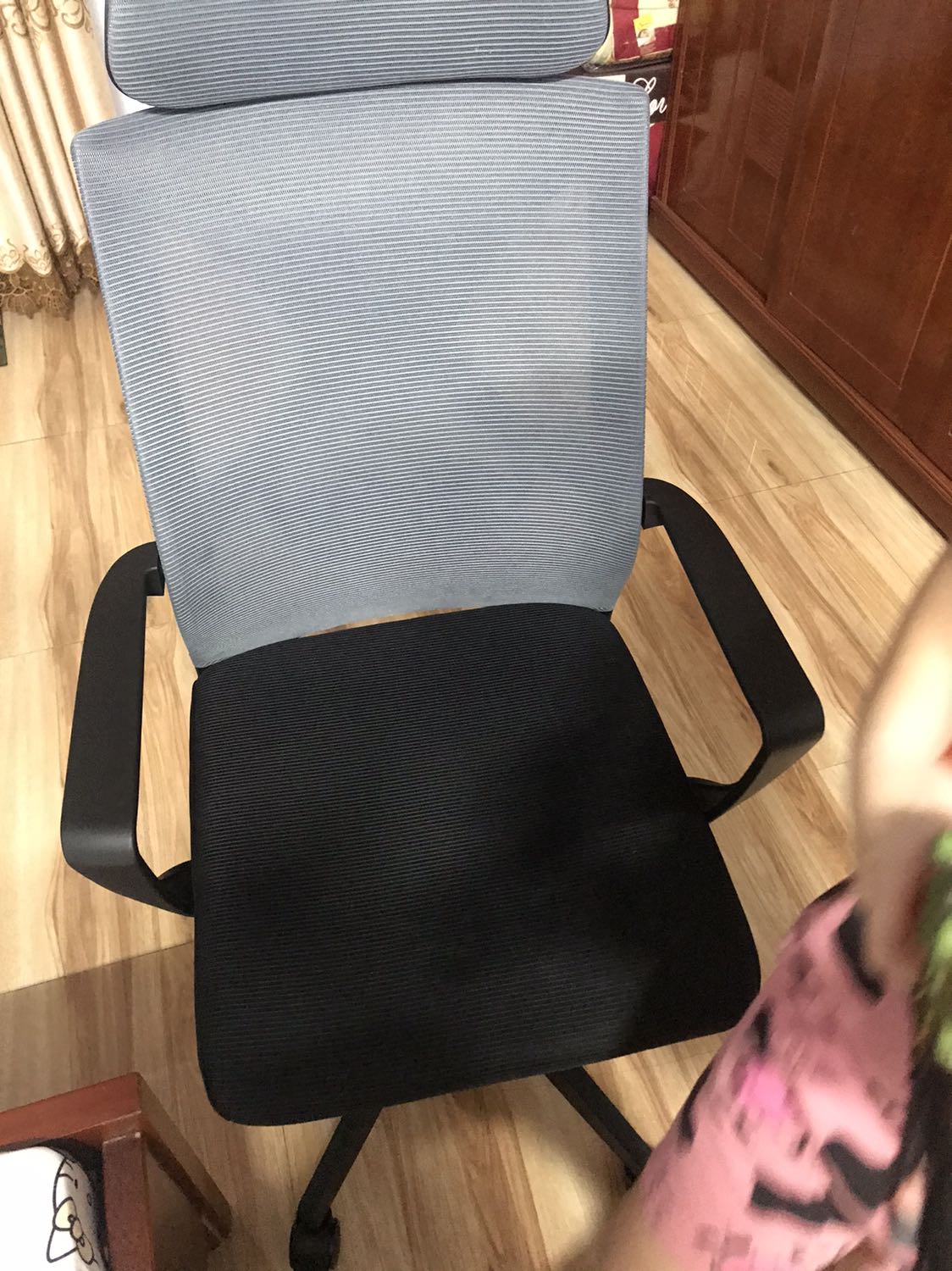 Giao hàng nhanh, CSKH tốt. Nói chung về điểm đó thì mình ưng.
Nhưng mà mình lại nhận được đồ xước, nhìn như ghế trưng bày vậy. Tuy không ảnh hưởng gì nhưng rất khó chịu. Thêm là chả có một tờ HDSD hay lắp ghép gì, dù cho anh CSKH có gọi và nói nếu không lắp không được thì gọi anh và anh sẽ gửi clip, nhưng cái này vẫn rất thiếu sót.