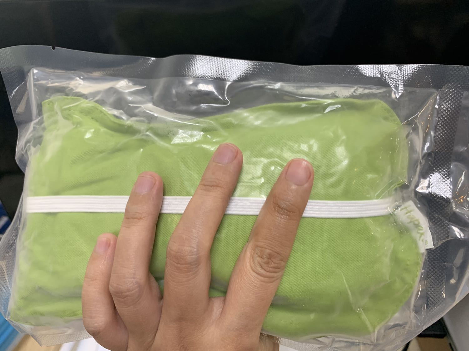 Do nhìn máy tính nhiều và thức khuya nên dạo này mắt mình rất mỏi luôn, và nhức quanh mắt nữa. Thể là mình mua ngay em này k nghĩ nhiều và đúng là chân ái, đắp 1 lần là hết mỏi liền và cực phê pha dễ ngủ nhé! Ai làm việc mắt nhiều hay đơn giản tối khó ngủ thì tậu ngay 1 em nha