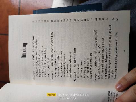 Chất liệu giấy kém. Có hiện tượng bị hơi mốc vàng ở tờ đầu tiên. Nói chung giá sách đắt quá nên bán 1 nửa giá bìa thì hợp lý hơn.